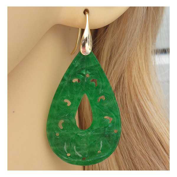Vergulde oorbellen gezet met uitgesneden groene Jade 