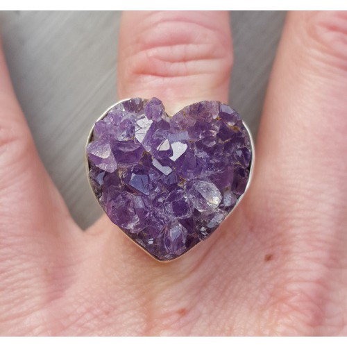 Zilveren ring gezet met hart van ruwe Amethist 17.3 mm