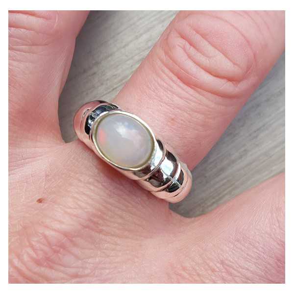 Zilveren ring gezet met dwarsliggende ovale Ethiopische Opaal 19 mm
