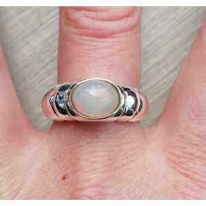 Zilveren ring gezet met dwarsliggende ovale Ethiopische Opaal 19 mm