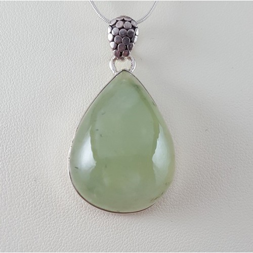 Zilveren hanger gezet met druppelvormige cabochon Prehniet