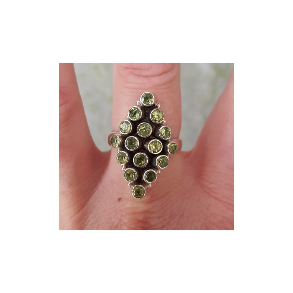 Zilveren ring gezet met Peridot maat 19 mm