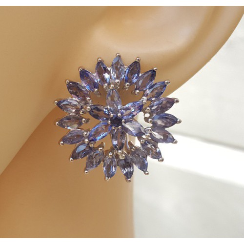 Zilveren oorbellen gezet met marquise geslepen Tanzaniet