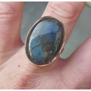 Zilveren ring gezet met brede ovale cabochon Labradoriet 19.3 mm