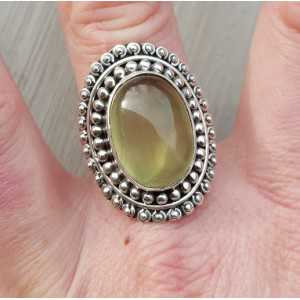 Zilveren ring gezet met ovale Prehniet met bewerkte kop 19 mm 