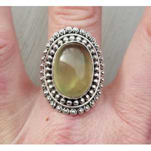 Zilveren ring gezet met ovale Prehniet met bewerkte kop 19 mm 