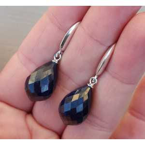Zilveren oorbellen met grote donker blauw Saffier briolet