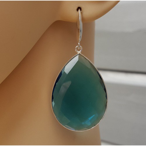 Zilveren oorbellen gezet met grote blauwe Topaas quartz