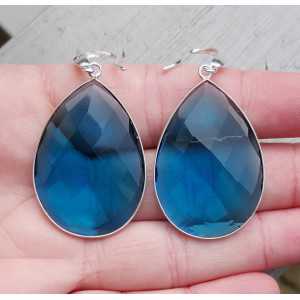 Zilveren oorbellen gezet met grote blauwe Topaas quartz