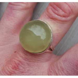 Zilveren ring gezet met ronde cabochon Prehniet 18.5 mm