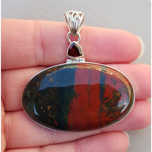 Zilveren hanger met driehoekige Granaat en ovale Bloedsteen