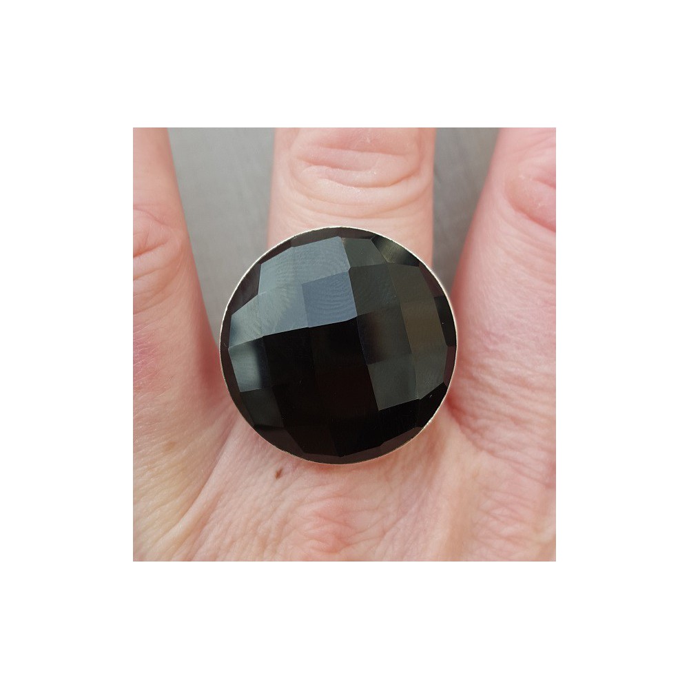 Zilveren ring gezet met ronde facet zwarte Onyx 18 mm