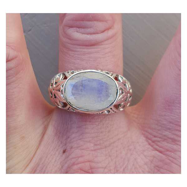Silver ring with traverse oval facet Moonstone 19 mm