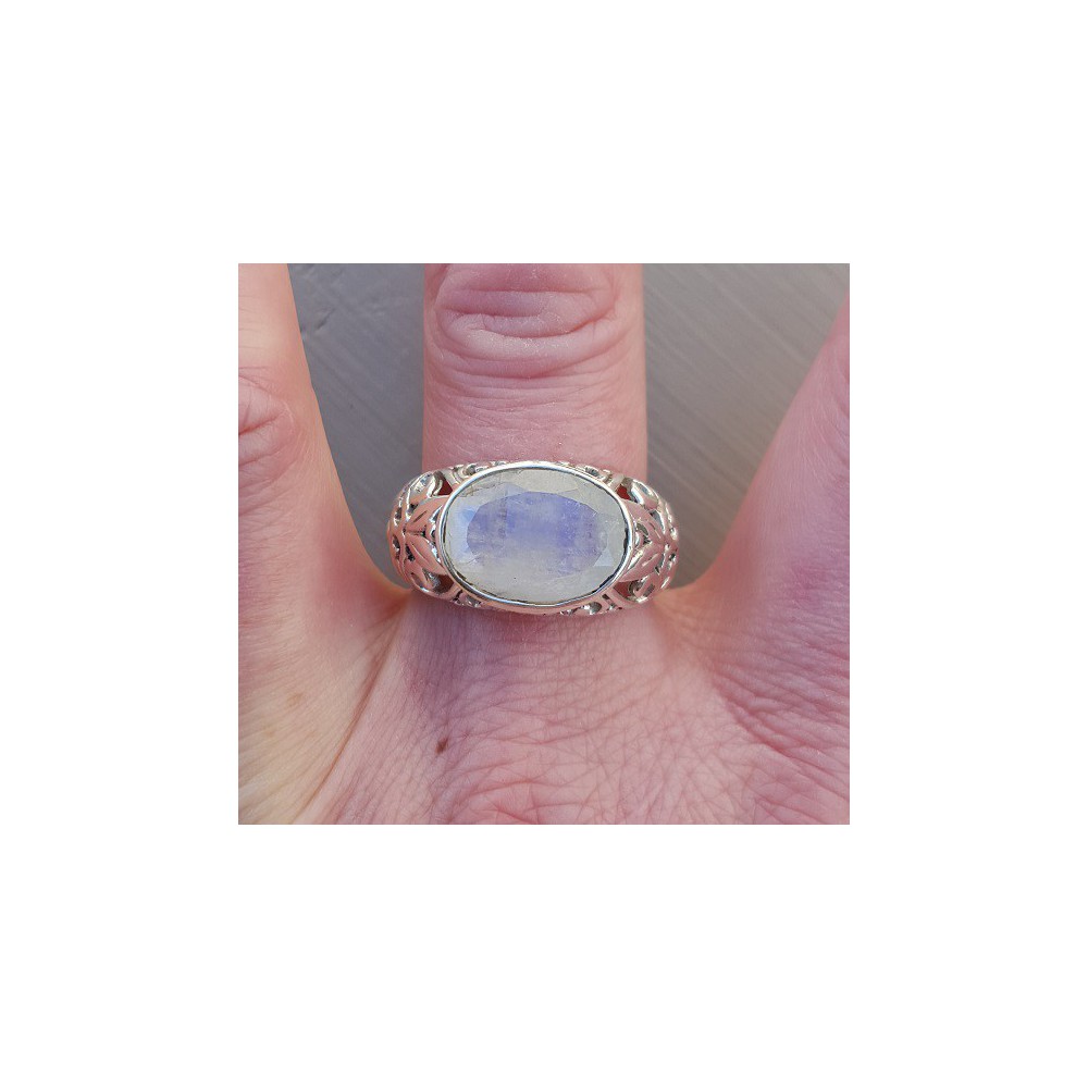 Silver ring with traverse oval facet Moonstone 19 mm