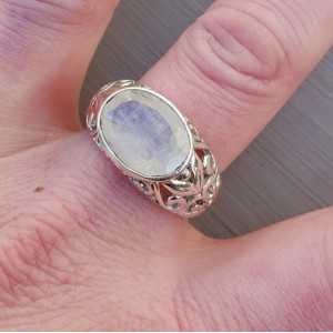 Zilveren ring met dwarsliggende ovale facet Maansteen 19 mm