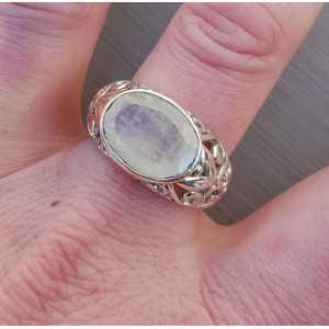 Zilveren ring met dwarsliggende ovale facet Maansteen 19 mm