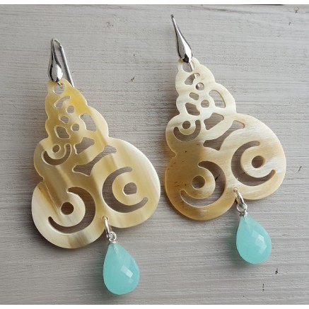 Zilveren oorbellen met Buffelhoorn en aqua Chalcedoon briolet