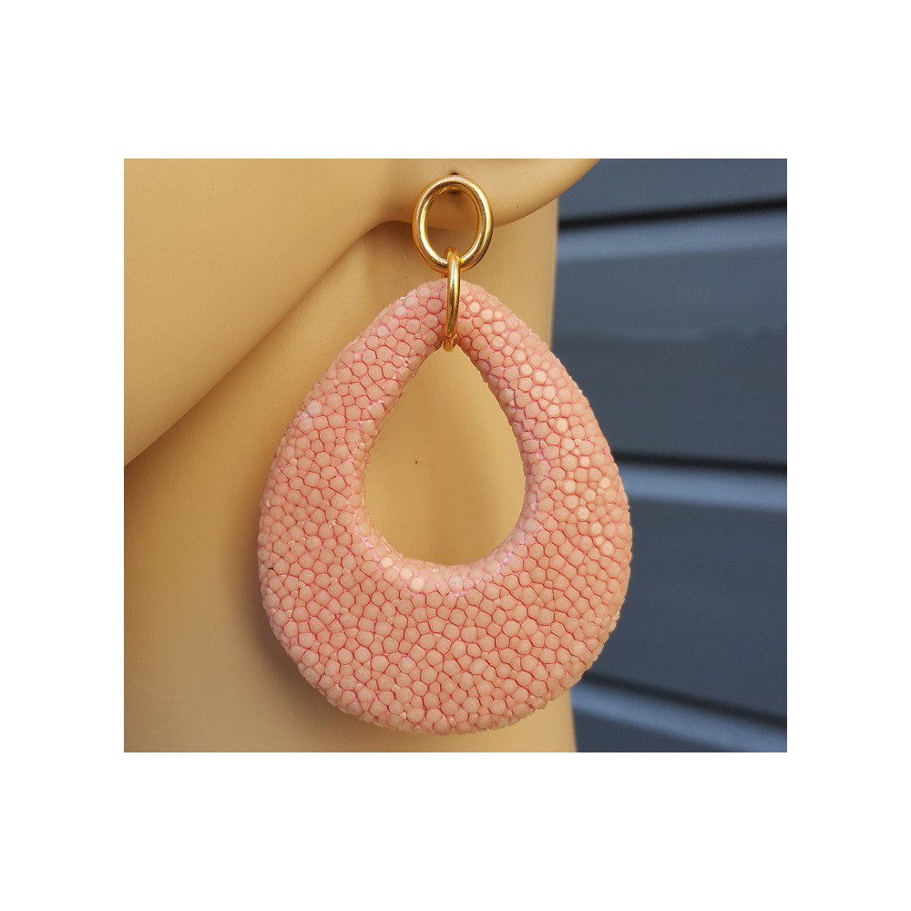 Oorbellen met druppel van licht roze Roggenleer