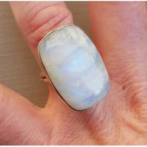 Zilveren ring gezet met rechthoekige regenboog Maansteen 17.5 mm
