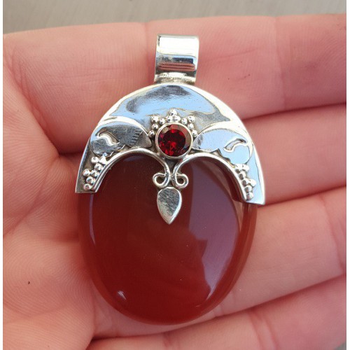 Zilveren hanger gezet met ovale Carneool en ronde facet Granaat