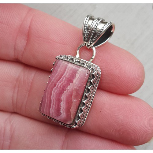 Zilveren hanger met rechthoekige Rhodochrosiet in bewerkte setting