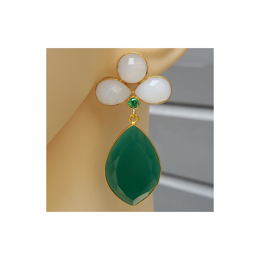 Vergulde oorbellen met wit Chalcedoon, groene Onyx en groene quartz