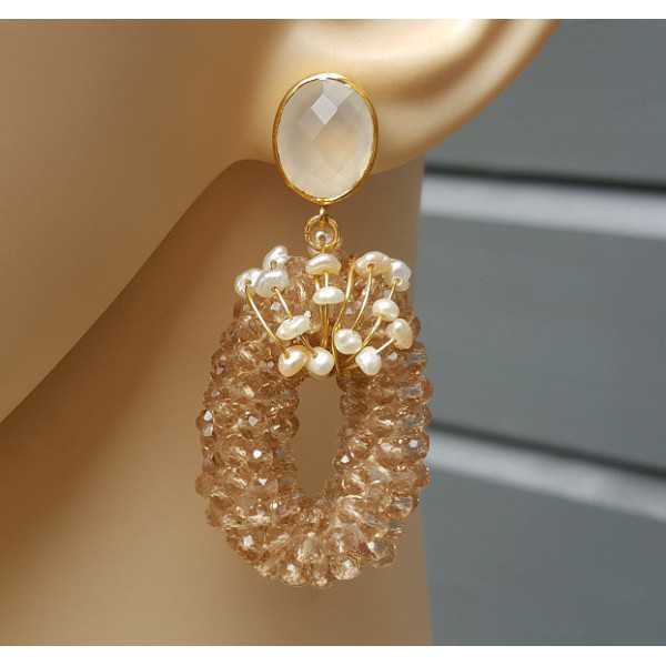 Vergoldete Ohrringe mit weißer Chalcedon, Kristalle und Perlen