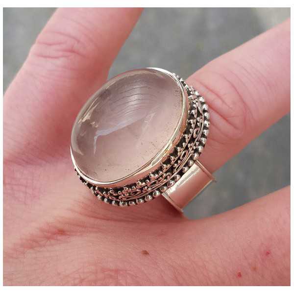 Zilveren ring met ovale Rozenkwarts en bewerkte kop 18 mm