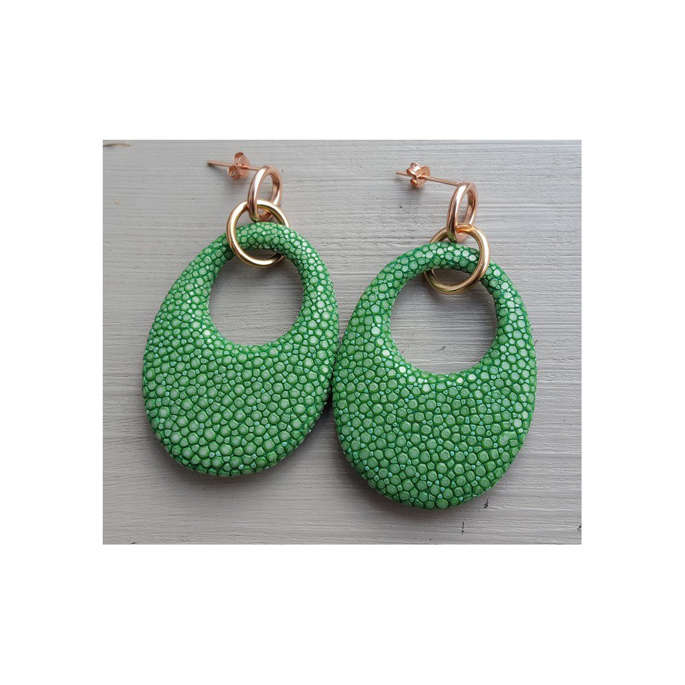 Oorbellen met ovale hanger van licht groen Roggenleer