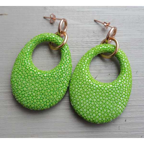 Earrings with oval pendant of apple green Roggenleer