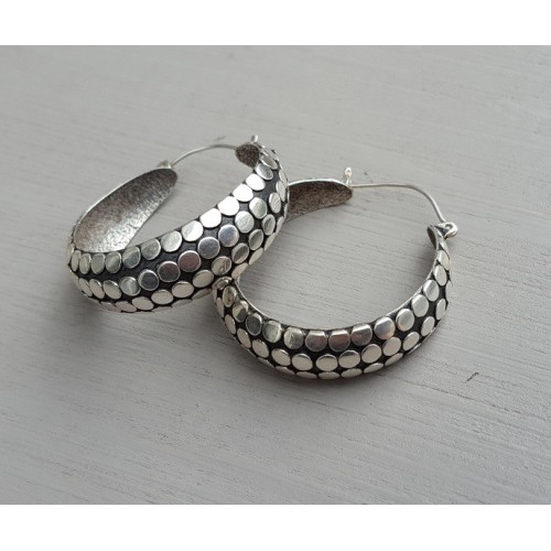 Zilveren bewerkte creolen 03