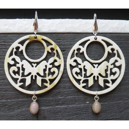 Zilveren oorbellen met uitgesneden Buffelhoorn en Opaal