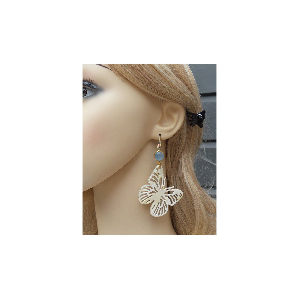 Vergulde oorbellen met vlinder van Buffelhoorn en Chalcedoon