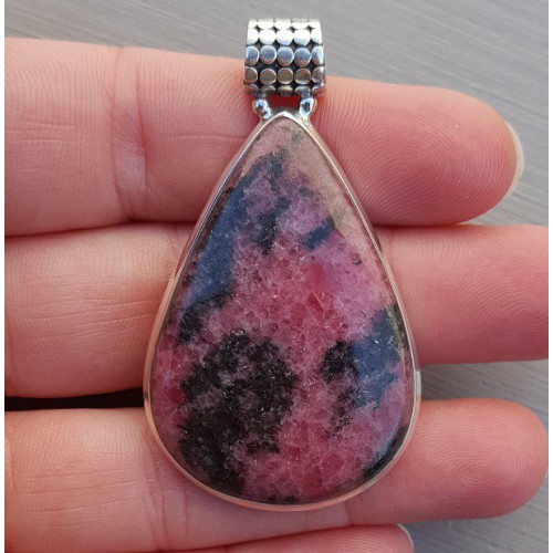Zilveren hanger met druppelvormige cabochon geslepen Rhodoniet