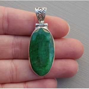 Zilveren hanger gezet met facet geslepen Emerald
