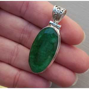 Zilveren hanger gezet met facet geslepen Emerald