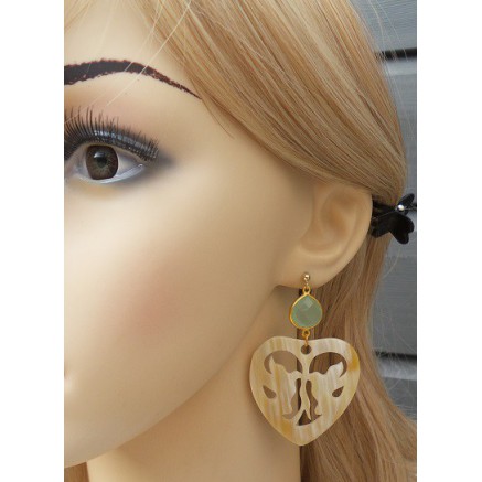 Vergulde oorbellen groene Chalcedoon en uitgesneden Buffelhoorn 