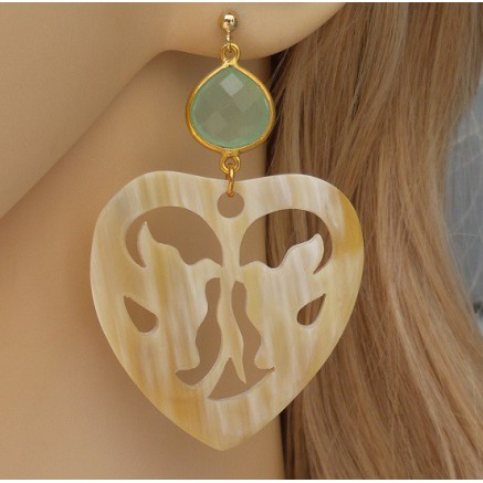 Vergulde oorbellen groene Chalcedoon en uitgesneden Buffelhoorn 