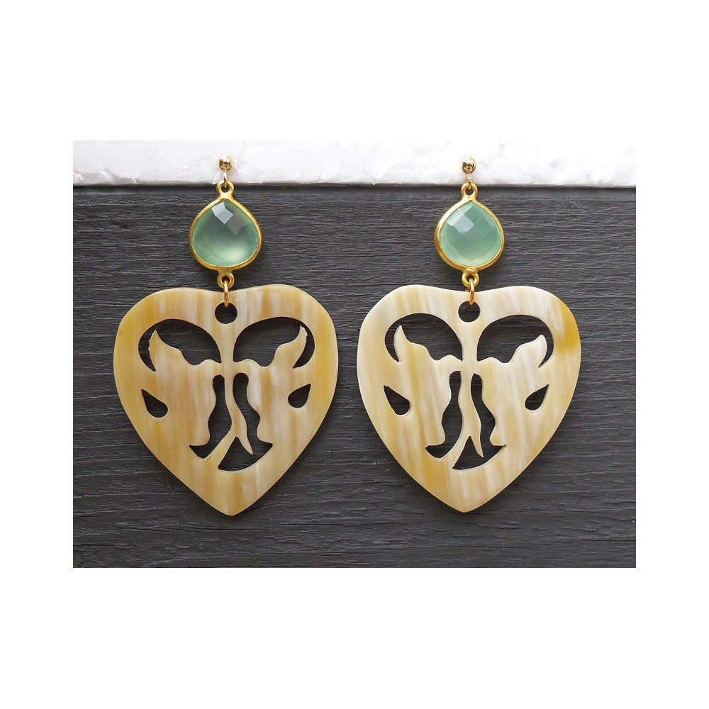 Vergulde oorbellen groene Chalcedoon en uitgesneden Buffelhoorn 