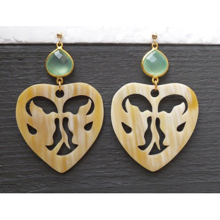 Vergulde oorbellen groene Chalcedoon en uitgesneden Buffelhoorn 