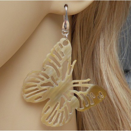 Zilveren oorbellen met vlinder van Buffelhoorn