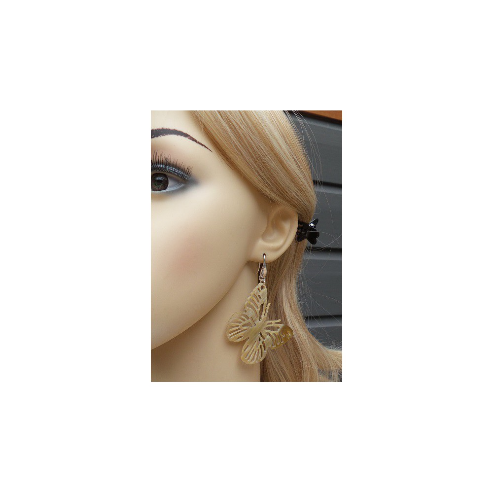 Zilveren oorbellen met vlinder van Buffelhoorn