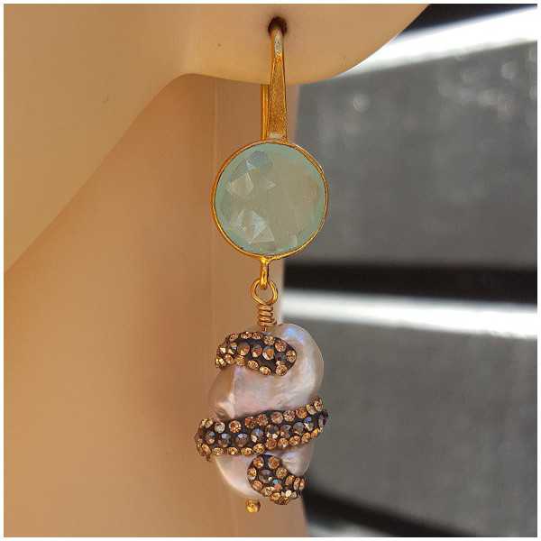 Vergoldete Ohrringe mit aqua Chalzedon und Perle mit Kristalle