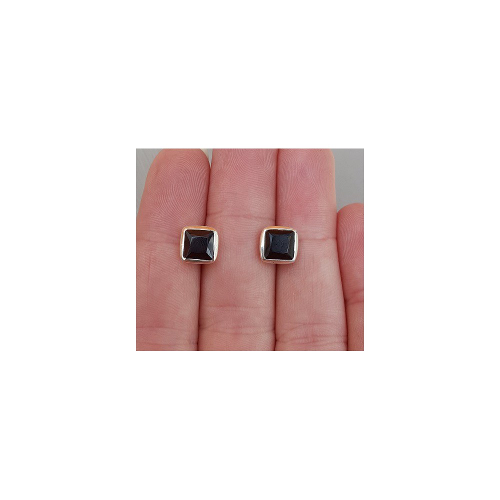 Silver oorknoppen set with square faceted Smokey Topaz