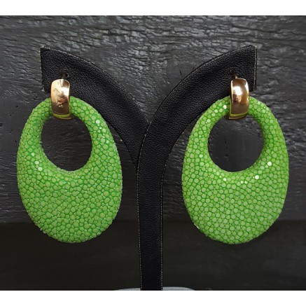 Goud vergulde creolen ovale hanger van licht groen Roggenleer