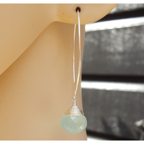 Zilveren oorbellen met aqua Chalcedoon onion briolet