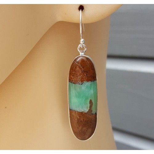 Zilveren lange oorbellen gezet met ovale Boulder Chrysopraas