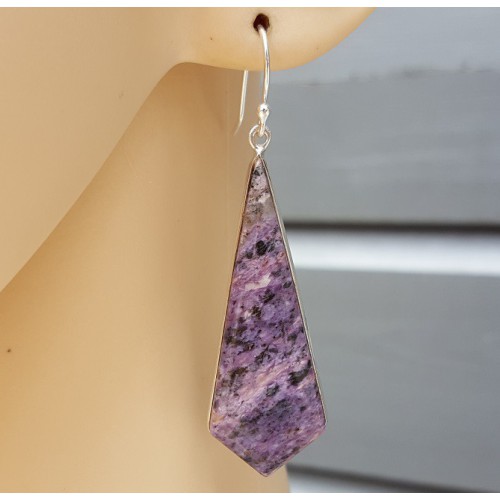 Zilveren oorbellen gezet met Charoiet