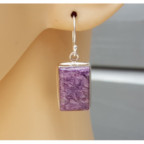 Zilveren oorbellen gezet met rechthoekige Charoiet