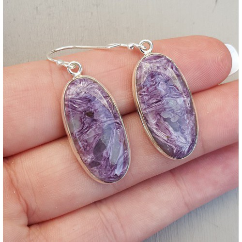 Zilveren oorbellen gezet met ovale cabochon Charoiet